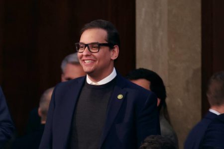 Foto colorida do político norte-americano George Santos - Metrópoles