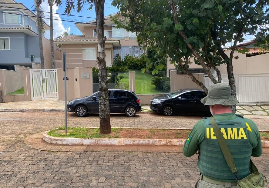 Fiscal do Ibama durante operação na casa do ex-ministro Anderson Torres, em Brasília