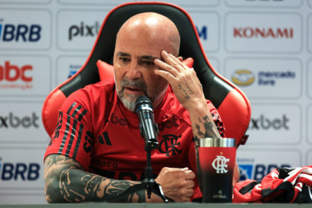 Foto colorida de Sampaoli, em entrevista coletiva