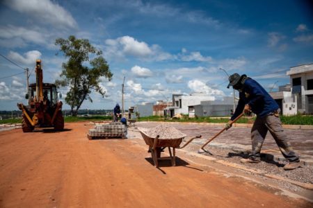 Foto colorida - homem trabalhando em obra de infraestrutura - Metrópoles