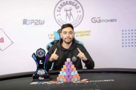 Jogador de pôquer posa com troféu - Metrópoles