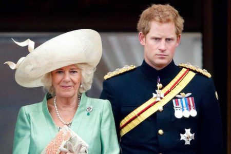 Na foto, a rainha consorte do Reino Unido Camilla e o príncipe Harry - Metrópoles