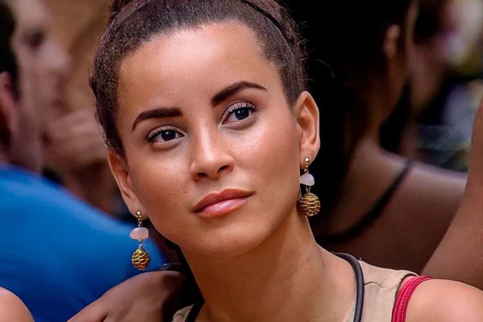 Foto colorida de Domitila Barros no BBB23. Ela está com uma roupa clara e brincos - Metrópoles