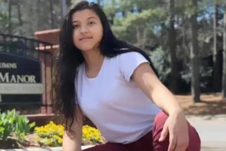 Foto colorida de Eduarda Romano, jovem morta após acidente de carro nos Estados Unidos - Metrópoles