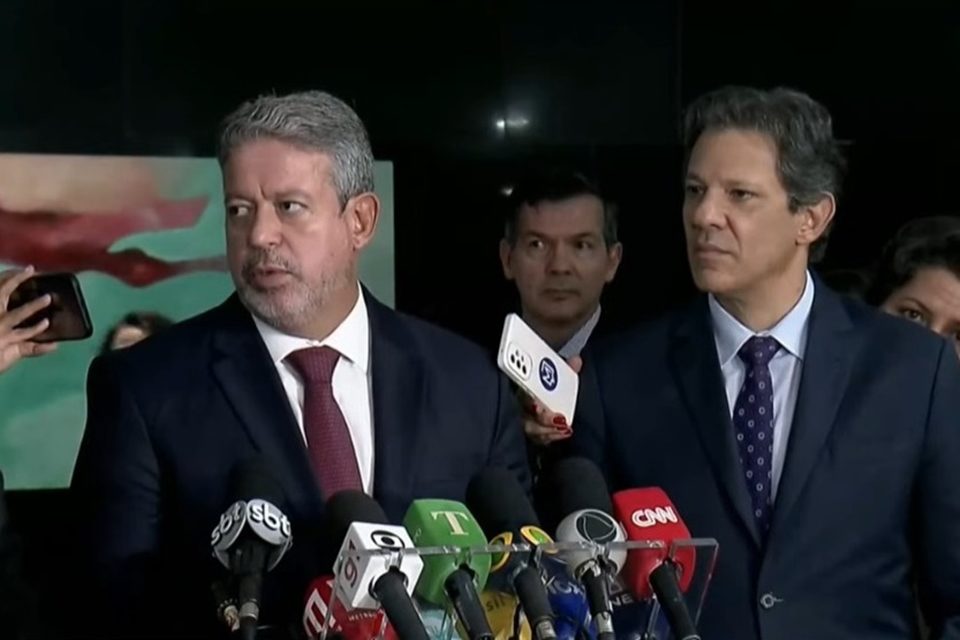 Haddad e Arthur Lira, em entrevista coletiva, com microfones de emissoras à frente - Metrópoles