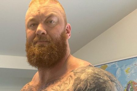 Ator Hafthor Bjornsson estoura o peito ao fazer supino com 252 kg - Metrópoles