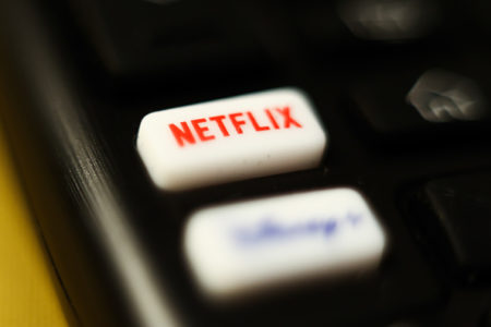 imagem colorida de controle remoto com logotipo da netflix - Metrópoles