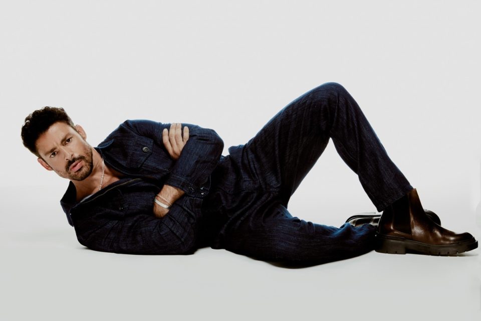 Com look jeans, Cauã Reymond posa deitado no chão - Metrópoles
