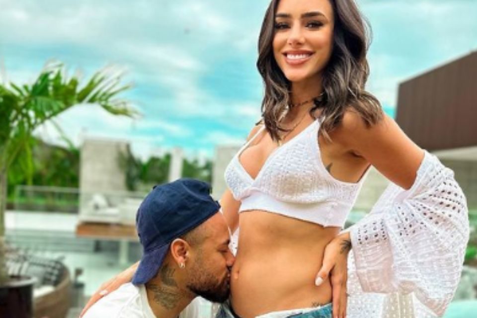 neymar beija barriga de mulher que sorri para câmera - metrópoles