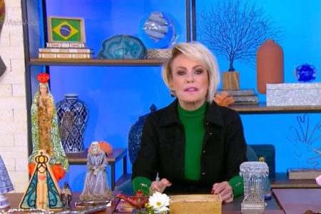 Ana Maria Braga usando blusa verde e casaco preto - Metrópoles