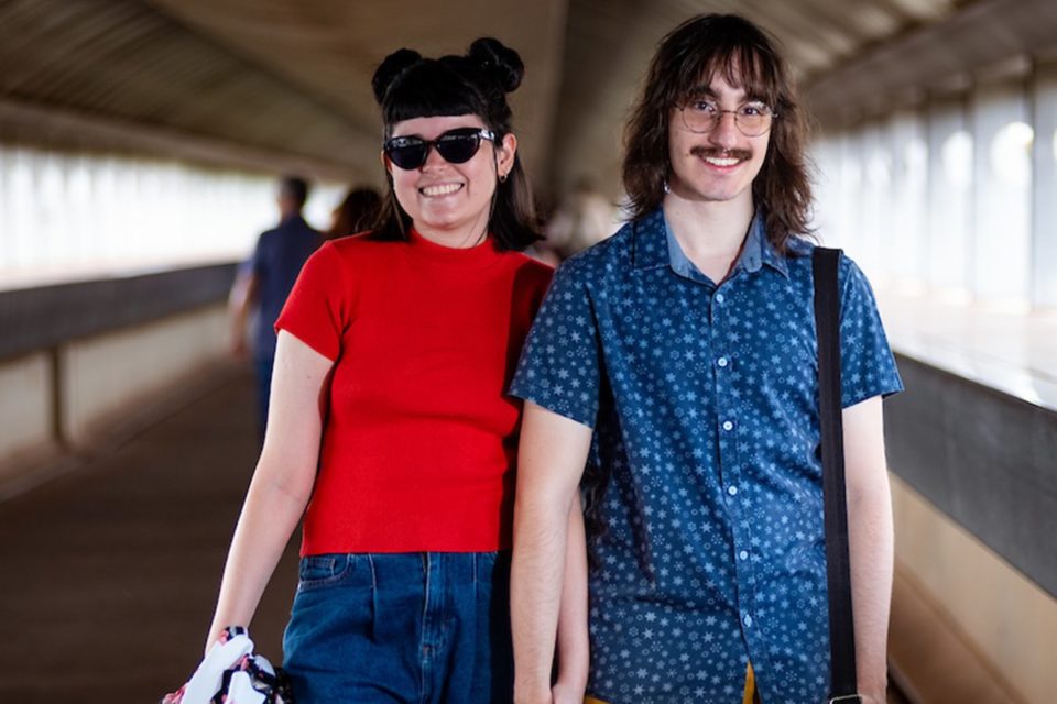 Pessoas posando para foto com peças despojadas - Metrópoles