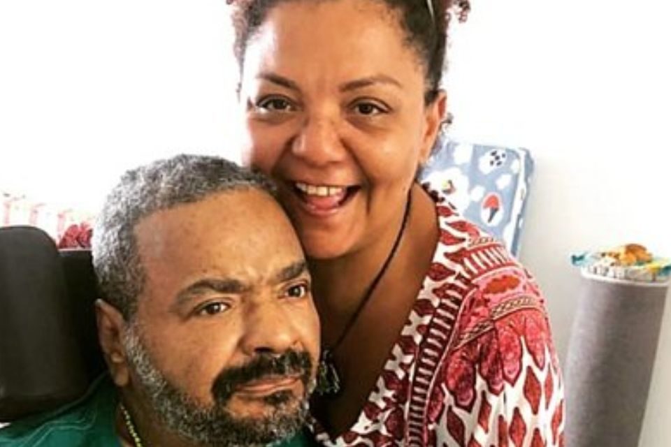 Babi Cruz posa junto com o marido, Arlindo Cruz - Metrópoles