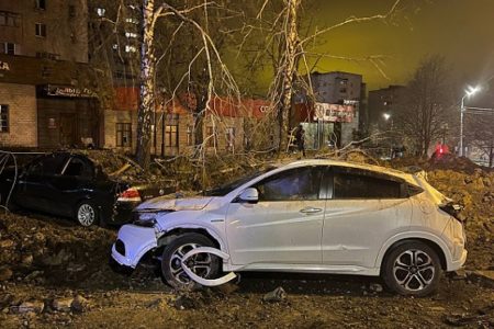 Imagem colorida mostra carros quebrados e cratera aberta em cidade da Rússia - metrópoles