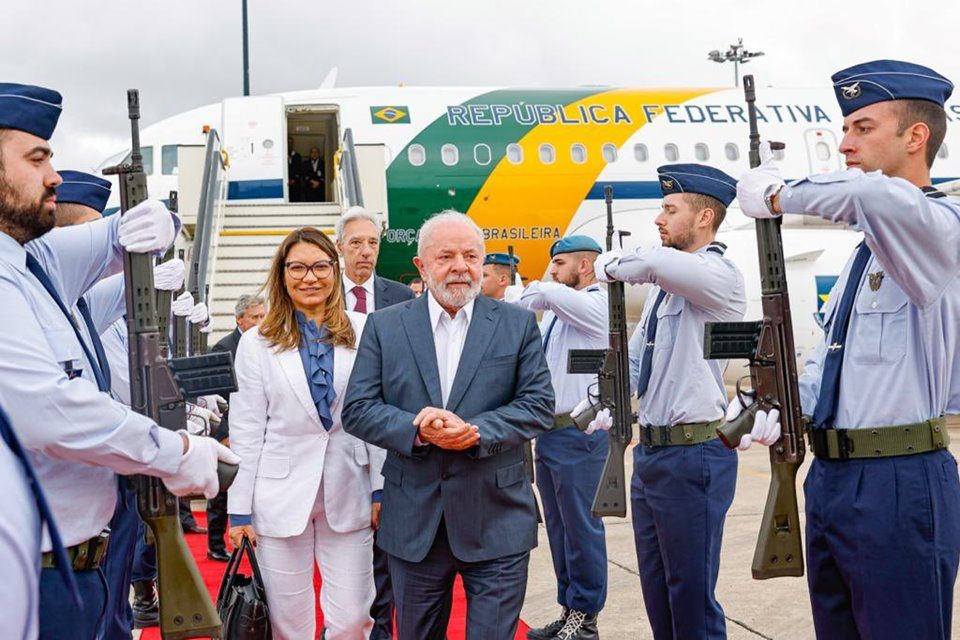 Imagem colorida mostra o presidente Lula e a primeira-dama Janja chegando a Lisboa - Metrópoles