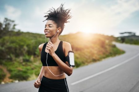 Mulher negra correndo com top esportivo - Metrópoles