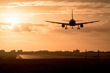 Avião pousando no pôr do sol - Metrópoles