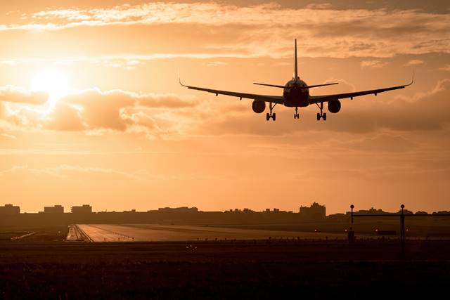 Avião pousando no pôr do sol - Metrópoles