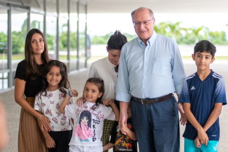 O vice-presidente Geraldo Alckmin, recebe a visita dos netos, no Palácio do Planalto, na tarde deste sábado (22/4)