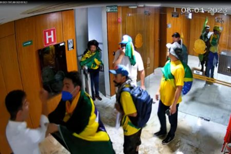 Foto colorida do momento em que militar discute com bolsonaristas no Planalto - Metrópoles