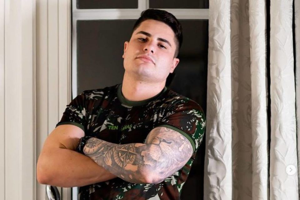 Lucas Souza está com uma camisa camuflada, é branco e tem o cabelo preto - Metrópoles