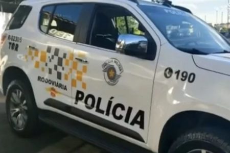 Imagem colorida mostra uma viatura da Polícia Militar de São Paulo. O carro é branco, com a palavra polícia escrita em preto na porta. Em cima, o logo da corporação. A porta traseira possui quadrados cinzas e amarelos - Metrópoles