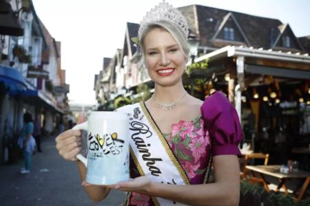 Rainha da Oktoberfest, Sasha Bauer - Metrópoles