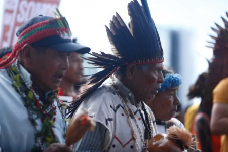 Indígenas de todo o Brasil marcham do Acampamento Terra Livre, na Praça da Cidadania, até o Congresso Nacional. / Metrópoles