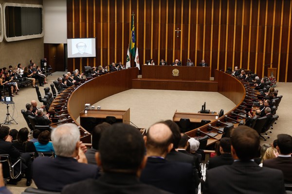 Fotografia colorida mostra visão de plateia de Tribunal de Justiça