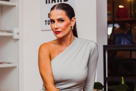 Na imagem com cor, Deborah Secco possa em evento da Peça Rara - Metrópoles