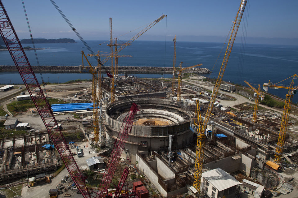 Guindastes em operação na construção da Usina Nuclear Angra 3