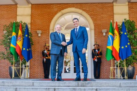 Imagem colorida mostra Lula, presidente do Brasil, e Pedro Sánchez, primeiro-ministro da Espanha - Metrópoles