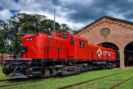 Uma locomotiva a diesel, modelo Alco RS-3 de 1952, leva vagões de passageiros de aço inoxidável fabricados nos anos 60 no Brasil pela Budd – Mafersa