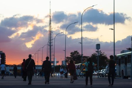 Brasilienses no retorno para casa fim de tarde na Capital Federal