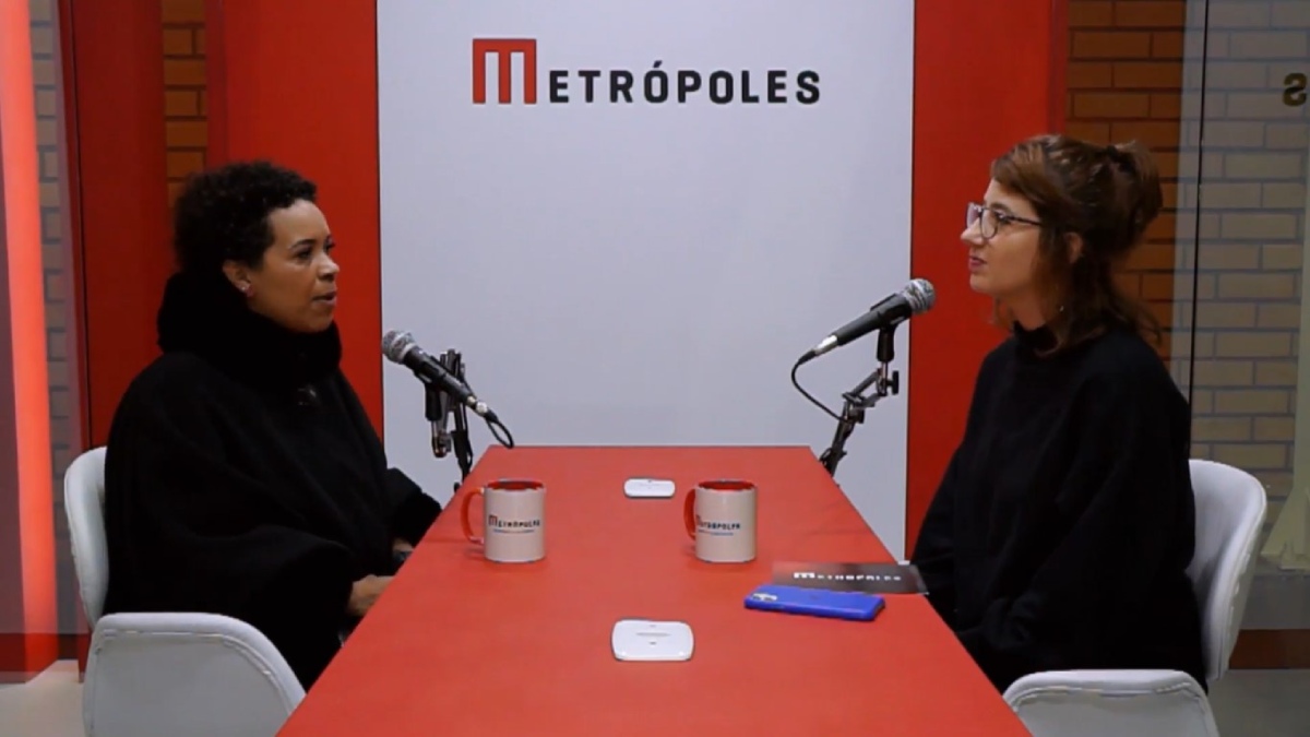 Foto colorida de entrevista de Veronica Oliveira no estúdio da Gramado Summit - Metrópoles