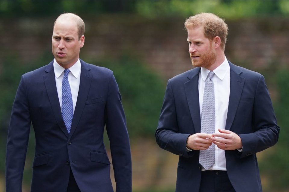 Foto colorida de homens branco lado a lado. Eles vestem blazer na cor azul escuro, blusa branca e gravata - Metrópoles