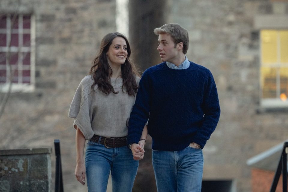 Foto colorida de mulher branca, com cabelo castanho, de mãos dadas com homem branco, cabelo loiro e casaco azul escuro - Metrópoles