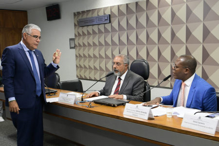 Comissão de Direitos Humanos e Legislação Participativa (CDH) realiza audiência pública interativa para ouvir o ministro de Estado dos Direitos Humanos e Cidadania, para informar sobre as ações da respectiva pasta ministerial. Ao se aproximar da Mesa, o senador Eduardo Girão (Novo-CE) exibe réplica de feto com aproximadamente 11 semanas. Mesa: presidente da CDH, senador Paulo Paim (PT-RS); ministro de Estado dos Direitos Humanos e Cidadania, Silvio Almeida; chefe da Assessoria Parlamentar do (MDHC), David Carneiro