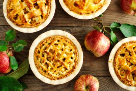 Tortas de maças em cima de uma mesa com frutas (maça) ao lado - Metrópoles