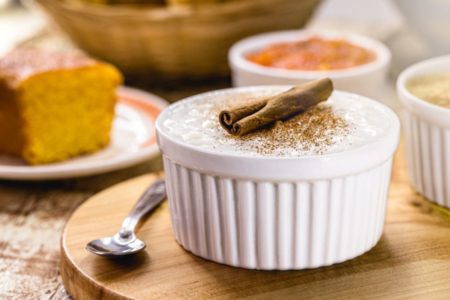 Arroz doce brûlée - em um potinho branco com canela - metrópoles