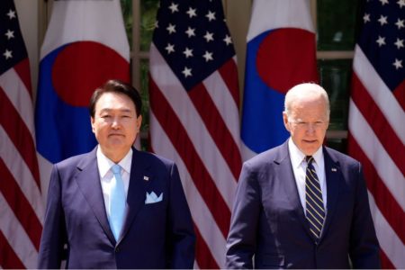 Imagem mostra o presidente Joe Biden dos EUA e o da Coreia do Norte. China criticou declarações - Metrópoles