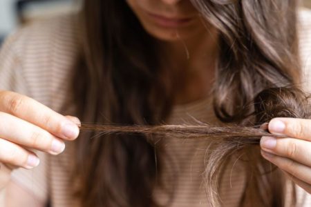 mulher olhando para Pontas de cabelo castanho -Metrópoles