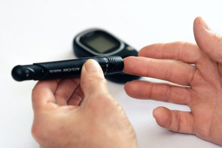 Na foto, uma pessoa medindo a diabetes - Metrópoles