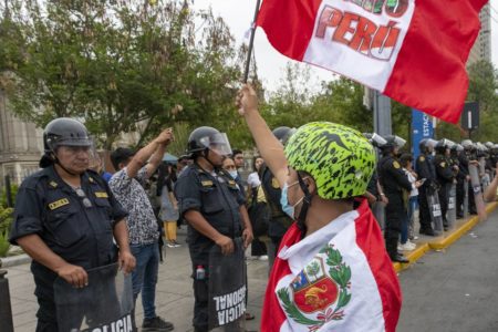 Foto colorida de um protesto no Peru - Metrópoles