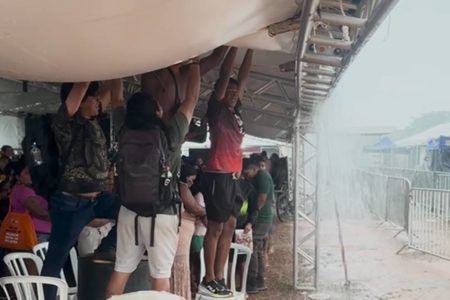 Foto colorida do acampamento indígena alagado em Brasília - Metrópoles