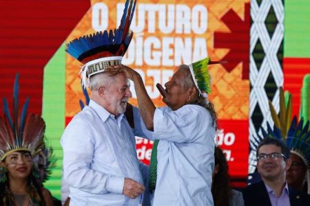 Foto colorida mostra Lula com o cacique Raoni, durante evento de demarcação de terras indígenas - Metrópoles