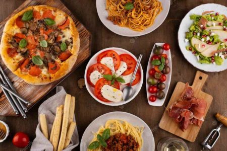 Na foto, uma mesa com várias comidas vistas de cima - Metrópoles