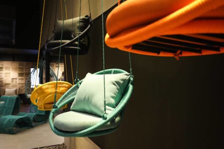 Na foto, várias cadeiras suspensas e coloridas - Metrópoles