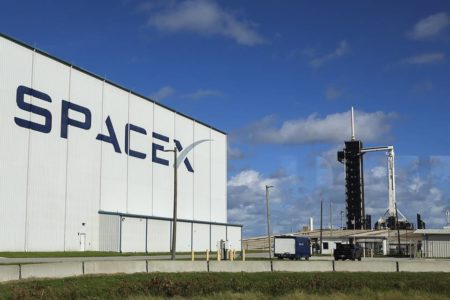 Foto colorida de galpão da SpaceX - Metrópoles