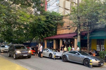 Restaurante de luxo se apropria de calçada em SP