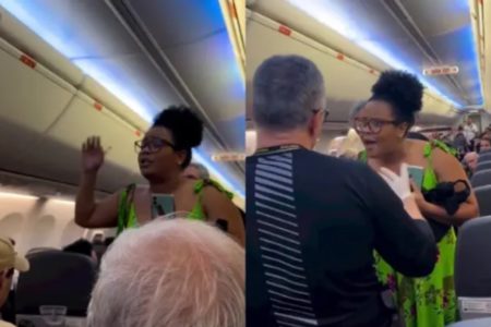 Imagem colorida: mulher discute com homem em avião - Metrópoles